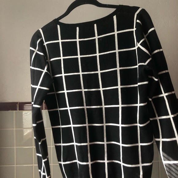 ⭐️Grid Patterned Old Navy Sweater⭐️ - Picture 2 of 3